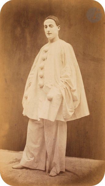Étienne Carjat (1828-1906) 
Le mime Charles Deburau debout en Pierrot, 1863.
Épreuve sur papier albuminé contrecollée sur carton, signée, datée et dédicacée par Carjat : « à mon ami Debureau » sur le montage en bas à droite. 
55 x 31 cm 

 Étienne Carjat, tout comme Adrien Tournachon, immortalise le célèbre personnage de Pierrot, avatar du Pedrolino italien, interprété par Charles Deburau. Ce dernier exporte l’art de la pantomime à Paris, à Marseille et à Bordeaux. 

Étienne Carjat (1828-1906) 
Charles Debureau standing as Pierrot, 1863. 
Albumen print mounted on cardboard. Dedication by Carjat «A? mon ami Debureau », date and photographer's signature on mount. 
55 x 31 cm 

Étienne Carjat, like Adrien Tournachon, immortalizes the famous character of Pierrot, avatar of the Italian Pedrolino, played by Charles Deburau. The latter exports the art of pantomime to Paris, Marseille and Bordeaux.