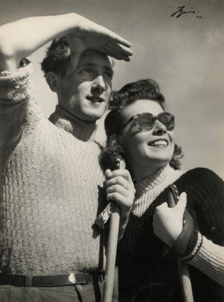Izis (Israëlis Bidermanas, dit) (1911-1980)
Couple, 1946.
Épreuve argentique d'époque. Signature du photographe et date à l'encre en haut à droite de l'image.
24,3 x 18 cm

Izis (Israëlis Bidermanas, as) (1911-1980)
Couple, 1946.
Vintage gelatin silver print. Photographer's signature and date at the top right.
24.3 x 18 cm