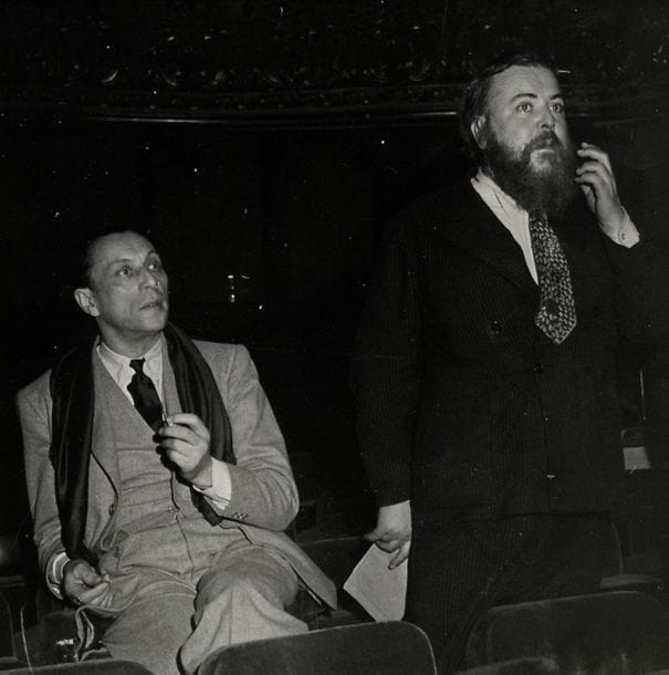 Photographe non identifié 
Christian Bérard et Louis Jouvet, c. 1945. 
Épreuve argentique d'époque. 
Image : 17,5 x 17,3 cm 
Feuille : 24,5 x 18 cm 

Cette épreuve a certainement été réalisée durant la mise en scène de la pièce La Folle de Chaillot de Jean Giraudoux par Louis Jouvet au Théâtre de l'Athénée en 1945.

Unidentified photographer
Christian Bérard and Louis Jouvet, c. 1945. 
Vintage gelatin silver print.
Image : 17,5 x 17,3 cm 
Sheet : 24,5 x 18 cm 

This photograph was probably taken during the staging of the play La Folle de Chaillot by Jean Giraudoux directed by Louis Jouvet at the Théâtre de l'Athénée in 1945.