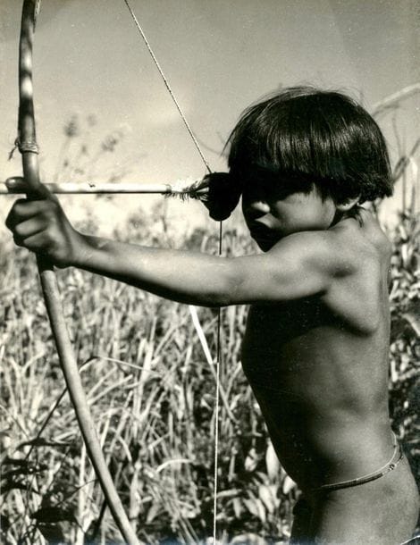 Jean Manzon (1915-1990)
Jeune archer, c. 1950. 
Deux épreuves argentiques d'époque. Tampon du photographe au verso (1). 
Format moyen des épreuves : 24 x 18,5 cm

Jean Manzon (1915-1990)
Bowman, c. 1950. 
Two vintage gelatin silver print. Photographer's stamp on verso (1). 
Average size : 24 x 18,5 cm