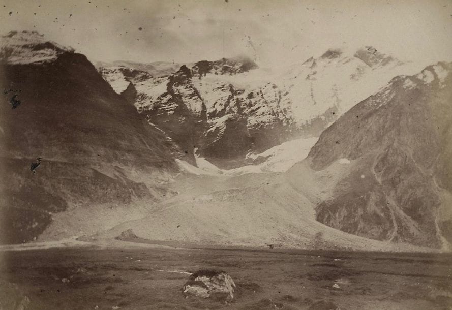 Alphonse Delaunay (1827-1906) et divers
France. Autriche. Italie, c. 1881-1890.
Propriété familiale du photographe à Honguemare. Port de Lindau. Berchtesgaden. Obersee. Cimetière de Salzbourg. Cascade de Gastein. Beukstein. Nassfeld. Rainer-Hütte. Mooserboden. Krimml. Château de Runkelstein. Tyrol. Eggenthal. Château de Taufers. Dolomites. Ampezzo. Murano. Venise. Église San Sebastiano. Portique de la basilique San Marco. Vérone. Basilique San Zeno. 
Album in-4 oblong, composé de 71 épreuves sur papier albuminé et une épreuve sur papier citrate, contrecollées sur cartons. Quelques épreuves sont réhaussées de couleurs. Nombreuses légendes et dates sur les montages.
Formats : de 5 x 8 à 12,5 x 17,5 cm

Alphonse Delaunay (1827-1906) and others
France. Austria. Italy, c. 1881-1890.
Family property of the photographer in Honguemare. Port of Lindau. Berchtesgaden. Obersee. Salzburg cemetery. Gastein waterfall. Beukstein. Nassfeld. Rainer-Hütte. Mooserboden. Krimml. Runkelstein Castle. Tyrol. Eggenthal. Castle of Taufers. Dolomites. Ampezzo. Murano. Venice. Church of San Sebastiano. Portico of the Basilica of San Marco. Verona. Basilica of San Zeno.
Album, oblong 4to, composed of 71 albumen prints and one aristotype. Some prints are enhanced with paint. Several captions and dates on mounts.
Dimensions : from 5 x 8 to 12.5 x 17.5 cm