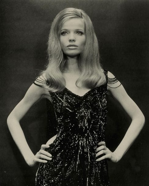 Photographe non identifié
Veruschka dans le film Blow Up de Michelangelo Antonioni, 1967. 
Épreuve argentique d'époque contrecollée sur carton. Légende manuscrite au verso. 
25 x 20 cm 

John Cowan et Arthur Evans sont tous deux photographes sur le tournage du film.

Unidentified photographer
Veruschka in Blow Up, 1967.
Vintage gelatin silver print, mounted on board. Titled on verso.
25 x 20 cm 

John Cowan and Arthur Evans were both photographers on the film set.