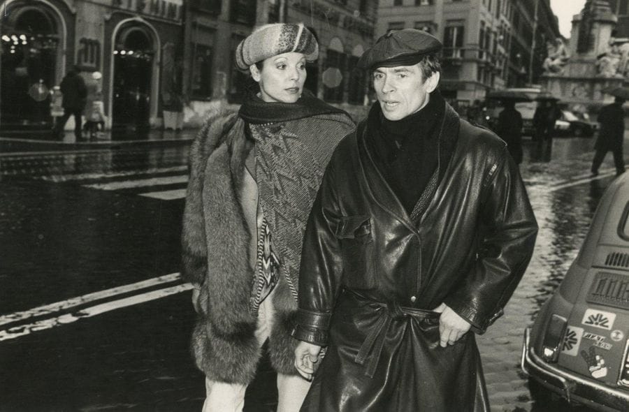 Photographe non identifié
Rudolf Noureev, c. 1970-1980.
Elsa Martinelli. Diana Ferrera. Isabella Ferrari.
16 épreuves argentiques d'époque. Nombreux tampons d'agences, dates et annotations manuscrites aux versos.
Formats : de 17,5 x 24 à 20 x 30 cm

Unidentified photographer 
Rudolf Noureev, c. 1970-1980.
Elsa Martinelli. Diana Ferrera. Isabella Ferrari.
16 vintage gelatin silver prints. Several press' stamps, dates and annotations on versos.
Dimensions : from 17.5 x 24 to 20 x 30 cm