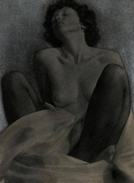 Claude Fauville (1940) 
Nus féminins, c. 1990. 
Trois épreuves uniques au platine, signées dans la marge et rehaussées au pastel gras. 
Image : 29,5 x 24 cm 
Feuille : 35,5 x 25 cm 

Claude Fauville (1940)
Female nudes, c. 1990.
Three unique platinum prints, signed on margins and enhanced with pastel.
Image: 29.5 x 24 cm
Sheet: 35.5 x 25 cm