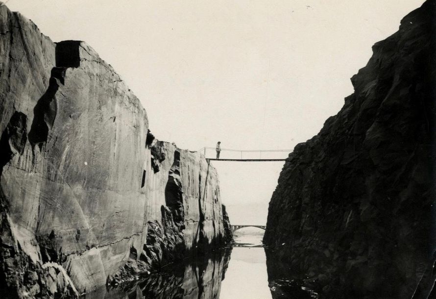 Photographe non identifié
Soudan, c. 1930.
Mis en eau du canal de Sotula, récemment achevé.
17 épreuves argentiques d'époque. Tampon "Afrique Occidentale Française", annotations manuscrites aux versos.
Format moyen : 11 x 16,5 cm

Unidentified photographer
Sudan, c. 1930.
Channel of Sotula.
17 vintage gelatin silver prints. Stamp "French West Africa" and manuscript annotations on verso.
Average size : 11 x 16.5 cm
