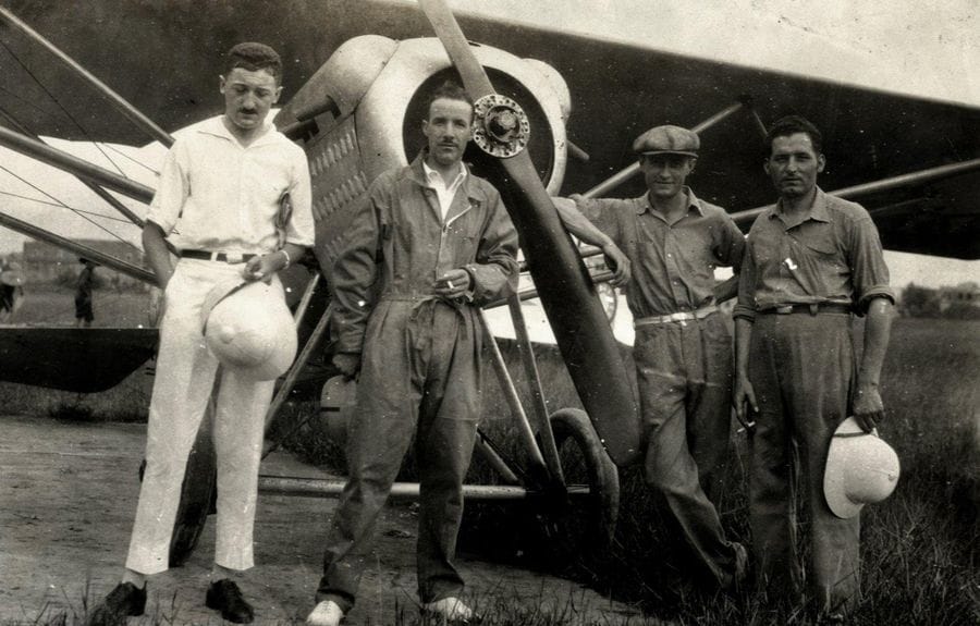 Photographe amateur
Album de voyage amateur c. 1930. 
Chine. Terrain d'aviation de Canton. Mer rouge. Vues aériennes. Avion de Raid. Mer méditerranée. Aden. Egypte. Paquebot allemand à Port Saïd. Canal de Suez. Port de Saïgon. Soirée déguisée. Zoo. Macao. Hong Kong. Chasse aux buffles. Moteur d'avion. Rizière. Courses de chevaux. 
Quatre albums in-4 oblong, composés respectivement de 35, 111, 73 et 104 épreuves argentiques montées par les coins dans les feuillets. Nombreuses légendes manuscrites sur les épreuves et sur les montages. 
Formats : de 5,5 x 8 à 11 x 16 cm 

Amateur photographer
Amateur travel album c. 1930. 
China. Guangzhou airfield. Red Sea. Aerial views. Raid aircraft. Mediterranean Sea. Aden. Egypt. German liner in Port Said. Suez Canal. Port of Saigon. Evening in disguise. Zoo. Macau. Hong Kong. Buffalo hunt. Plane engine. Rice field. Horse racing. 
Four albums, oblong 4to, respectively composed of 35, 111, 73 and 104 gelatin silver prints, mounted on board. Several captions on the images and mounts. 
Dimensions : from 5.5 x 8 to 11 x 16 cm. 