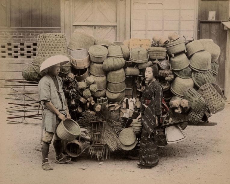 Adolfo Farsari et divers
Japon, c. 1880-1890.
Musiciennes. Marchands de chaussures. Vendeurs ambulants. Geishas. Battage au fléau. Figurines en terre cuite.
Dix épreuves sur papier albuminé, rehaussées de couleurs et contrecollées sur cartons. Quelques légendes en bandeaux en bas des images et annotations manuscrites sur les montages.
Format moyen : 19 x 24 cm

Adolfo Farsari and others
Japan, c. 1880-1890.
Musicians. Shoe merchants. Street vendors. Geishas. Flail threshing. Terracotta figurines.
Ten albumen prints, enhanced with watercolor. Some captions in banners in negatives and annotations on mounts.
Average size : 19 x 24 cm