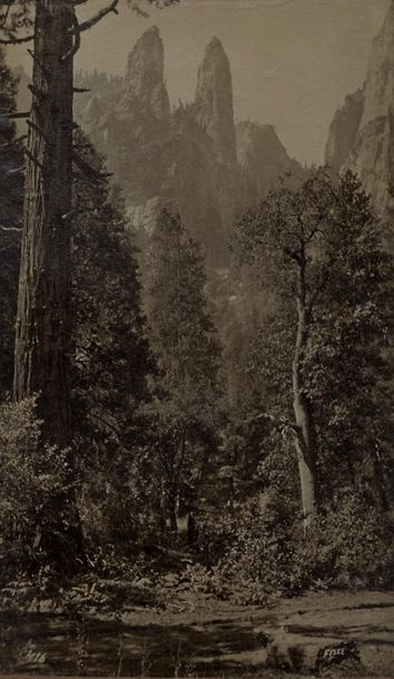 George Fiske (1835-1918)
Parc national de Yosemite, août 1890.
Cathedral Spires. Yosemite Fall.
Deux épreuves sur papier albuminé dans leurs cadres d'époque. Signature du photographe dans le négatif (1). Annotations manuscrites sur les passe-partout.
18 x 11 cm (à vue)

George Fiske (1835-1918)
Yosemite National Park, August 1890.
Cathedral Spiers. Yosemite Fall.
Two albumen prints in their original frames. Photographer's signature in negative (1). Handwritten annotations on the paper frame. 
18 x 11 cm (at sight)