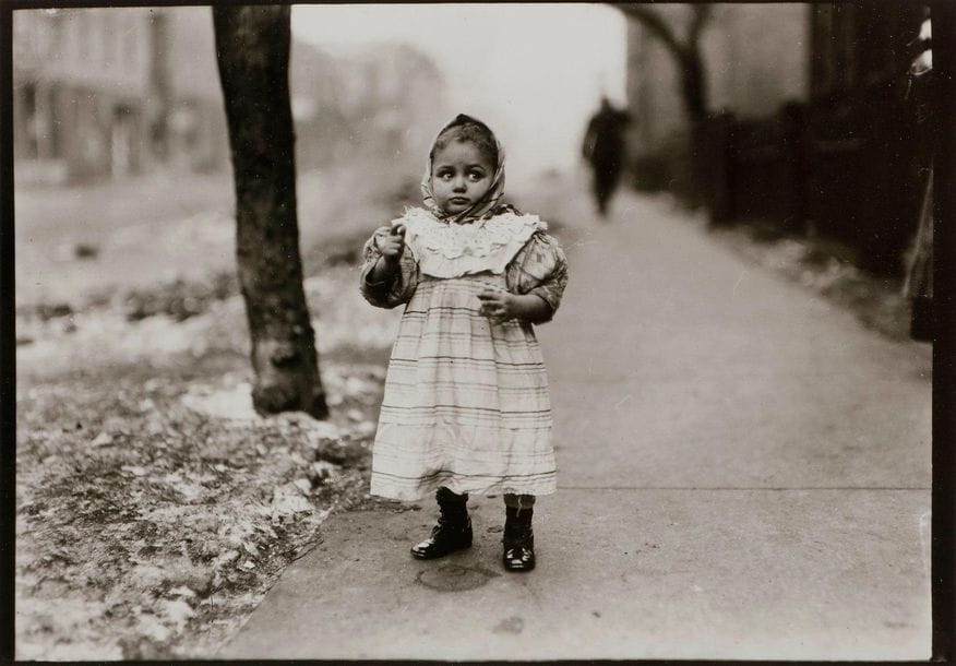 Lewis Hine (1874-1940)
Deux épreuves argentiques.

Paris, c. 1919.
Paris Gamin. 
Épreuve argentique (1971). Tampon "George Eastman House Collection", titre, annotations manuscrites "print from the original negative" et date de tirage au verso.
Image : 13 x 17,7 cm
Feuille : 20,5 x 25,3 cm 

Chicago, 1909-1912.
Chicago Street, Little Girl Near Hull House.
Épreuve argentique (c. 1970). Tampon "George Eastman House Collection", titre et annotations manuscrites "print from original negative" au verso.
Image : 12,5 x 17,5 cm
Feuille : 20,5 x 25,3 cm

Lewis Hine (1874-1940)
Two gelatin silver prints.

Paris, c. 1919.
Paris Gamin. 
Gelatin silver print (1971). Stamped "George Eastman House Collection", titled, annotated "print from the original negative" and dated on verso.
Image : 13 x 17,7 cm
Sheet : 20,5 x 25,3 cm 

Chicago, 1909-1912.
Chicago Street, Little Girl Near Hull House.
Gelatin silver print (c. 1970). Stamped "George Eastman House Collection", titled, annotated "print from the original negative" on verso.
Image : 12,5 x 17,5 cm
Sheet : 20,5 x 25,3 cm