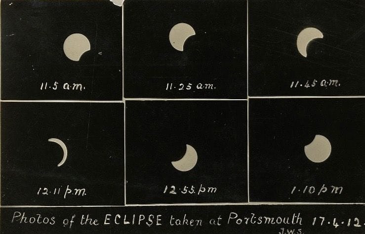 J. Welch & Sons 
Éclipse solaire, 17 avril 1912. 
Photos of the Eclipse taken at Portsmouth.
Épreuve argentique d'époque au format carte postale. Légende, crédit des photographes et date dans le négatif. Crédit des photographes et annotations manuscrites au verso. 
Image : 8,3 x 12,6 cm 
Feuille : 8,9 x 13,5 cm 

J. Welch & Sons 
Solar eclipse, 17 avril 1912. 
Photos of the Eclipse taken at Portsmouth.
Vintage gelatin silver print (postcard). Caption, photographer's copyright, date in negative. Annotated on verso. 
Image : 8,3 x 12,6 cm 
Sheet : 8,9 x 13,5 cm 