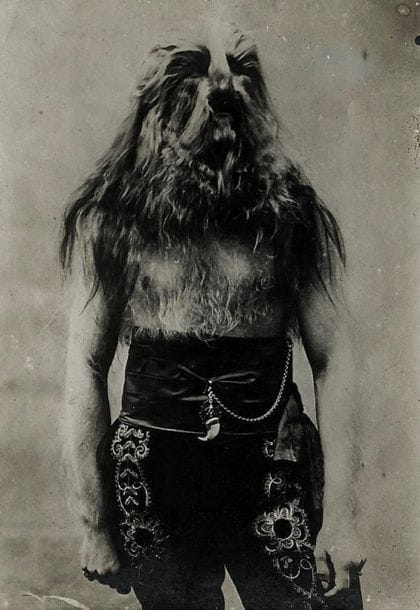 Photographe non identifié 
Homme-lion, c. 1930. 
Épreuve argentique d'époque. Nombreuses annotations manuscrites au verso. 
Image : 17,4 x 12,2 cm 
Feuille : 18 x 13 cm 

Unidentified photographer
Lion man, c. 1930. 
Vintage gelatin silver print. Annotated on verso. 
Image : 17,4 x 12,2 cm 
Sheet : 18 x 13 cm 