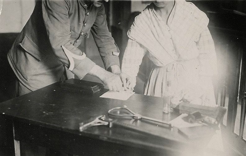 Henri Manuel (1874-1947)
Maison centrale pour femmes d'Haguenau, c. 1925.
Prises d'empreintes et mesures. Promenade. La cour de la prison.
Trois épreuves argentiques d'époque. Tampons du photographe et annotations manuscrites aux versos.
Format moyen : 10 x 15 cm

Henri Manuel (1874-1947)
Central house for women of Haguenau, c. 1925.
Fingerprinting and measurements. Walk in the prison yard.
Three vintage gelatin silver prints. Photographer's stamp and annotations on versos.
Average size : 10 x 15 cm