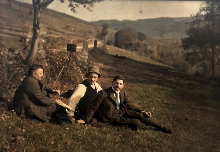 Autochromiste non identifié
Groupe de photographes, c. 1910.
Autochrome dans son encadrement d'époque portant la mention imprimée "A. Lumière et ses fils - Lyon" sur le montage.
8,5 x 11,5 cm (à vue)

Unidentified autochromist
Group of photographers, c. 1910.
Autochrome, mounted, with printed mention "A. Lumière et ses fils - Lyon"
8.5 x 11.5 cm