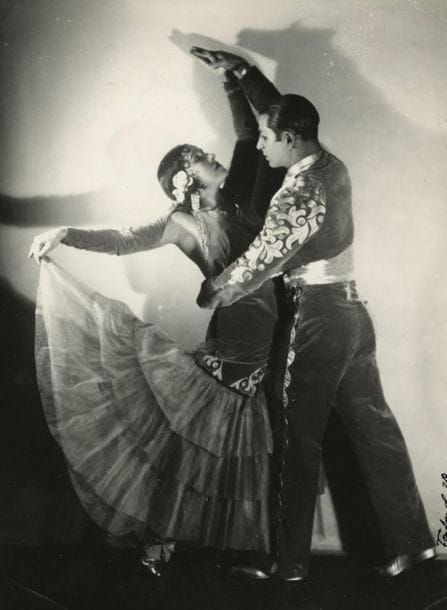 Maurice Tabard (1897-1984)
Danseurs de Flamenco, 1928.
Épreuve argentique d’époque. Signature du photographe et date à l'encre en bas à droite.
23 x 17 cm 

Maurice Tabard (1897-1984)
Flamenco dancers, 1928.
Vintage gelatin silver print. Photograher's signature and date on the image.
23 x 17 cm