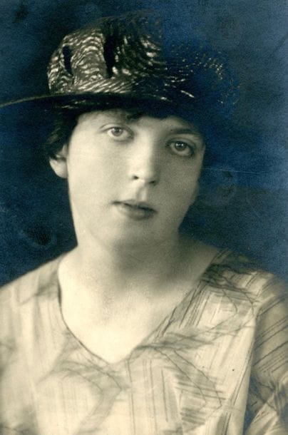 Frantisek Drtikol (1883-1961)
Jeune fille, 1922.
Épreuve argentique d'époque au format carte postale. Timbre sec du photographe dans la marge inférieure. Date et annotations manuscrites au verso. 
Image : 10,5 x 7 cm 
Feuille : 13,5 x 8,5 cm 

Frantisek Drtikol (1883-1961)
Young girl, 1922.
Vintage gelatin silver print (postcard). Photographer's blindstamp on lower margin. Date and annotations on verso.
Image: 10.5 x 7 cm
Sheet: 13.5 x 8.5 cm