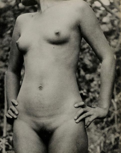 Roger Parry (1905-1977)
Nu féminin, 1932. 
Épreuve argentique d'époque contrecollée sur carton. Tampon "Parry-Photo", annotation "Tirage original de Roger Parry certifié par Madeleine Parry" et date manuscrite au verso.
29 x 22,5 cm 

Roger Parry (1905-1977)
Nude, 1932. 
Vintage gelatin silver print, mounted on board. Stamped "Parry-Photo", annotated "Tirage original de Roger Parry certifié par Madeleine Parry" and date on verso.
29 x 22,5 cm 