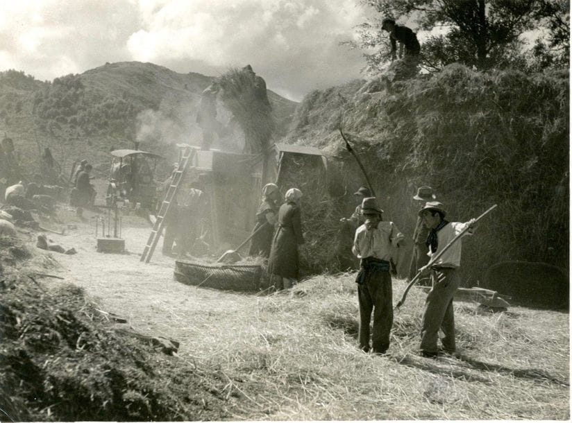 Renzo Maggini (photographe amateur) 
Trebbiatura, c. 1930. 
Épreuve argentique d'époque. Signature du photographe, annotations manuscrites, indications techniques et de recadrage au verso.
17,4 x 23,2 cm 

Renzo Maggini (amateur photographer)
Trebbiatura, c. 1930.
Vintage gelatin silver print. Photographer's signature, annotations, technical indications and crop marks on verso.
17.4 x 23.2 cm