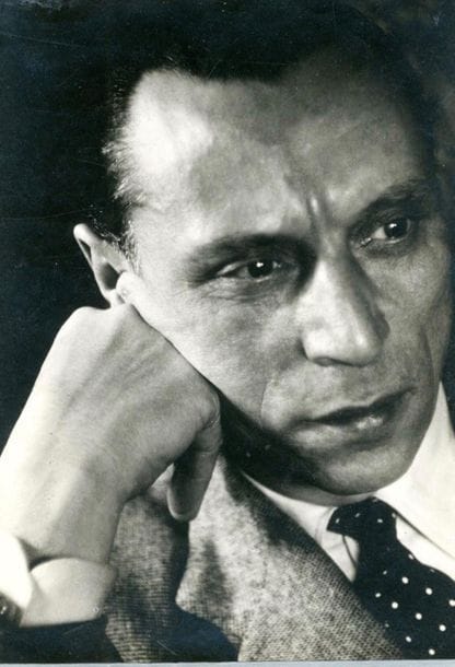 Gisèle Freund (1908-2000) - F. Levavasseur
Louis Jouvet, c. 1940. 
Deux épreuves argentiques d'époque. Initiale "F. L." et légende à l'encre sur une épreuve. Tampons des photographes et légende manuscrite (1) aux versos. 
16 x 11,2 cm et 13 x 8,7 cm

Gisèle Freund (1908-2000) - F. Levavasseur
Louis Jouvet, c. 1940.
Two vintage gelatin silver prints. Initials "F. L." and caption on one print. Photographers' stamps and annotations (1) on verso.
16 x 11.2 and 13 x 8.7 cm