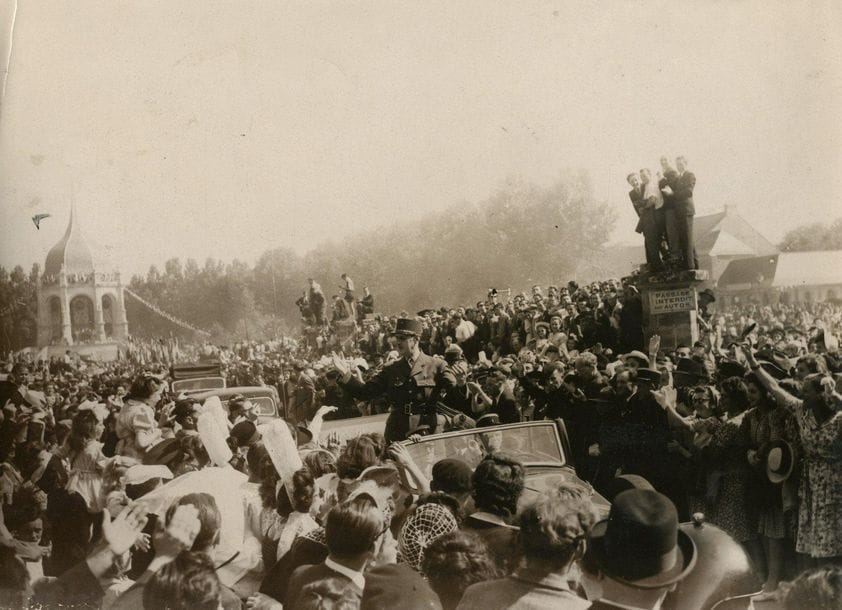 Agence Presse Libération F.F.I - Adolphe Picoche et divers 
Seconde Guerre mondiale et après-guerre. Général de Gaulle, c. 1939-1950. 
Visite du général à Épinal. Yoyage à Beyrouth. Conférences. Défilés militaires. Visite à l’Île de Sein. Inspection des Premiers Corps de Commando. Bastille Day à Londres pendant l’Occupation. Visite à Spire. Libération. Discours. Charles de Gaulle en Égypte. Visite d'une unité de guerre française. Voyage aux États-Unis. Général Pershing. Général Leclerc. Général Koening. 
Environ 203 épreuves argentiques et contretypes d'époque. Nombreux tampons « Agence Presse Libération F.F.I. », tampons de photographes et légendes aux versos.
Formats : de 5,5 x 5,5 à 15,5 x 20 cm

Agence Presse Liberation F.F.I - Adolphe Picoche and others
World War II and post-war. General de Gaulle, c. 1939-1950.
General's visit to Épinal. Trip to Beirut. Conferences. Military parades. Visit to the Isle of Breast. Inspection of the First Commando Corps. Bastille Day in London during the Occupation. Visit to Spiers. Release. Speech. Charles de Gaulle in Egypt. Visit to a French war unit. Travel to the United States. General Pershing. General Leclerc. General Koening.
About 203 vintage gelatin silver prints and contretypes. Several stamps of the Agence Presse Liberation F.F.I., and photographers' stamps on versos.
DImensions : 5.5 x 5.5 to 15.5 x 20 cm