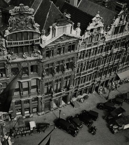 Roger Schall (1904-1995)
Grand-Place de Bruxelles, 19 mai 1940. 
Épreuve argentique d'époque. Tampons du photographe et d'agences, date tamponnée et annotations manuscrites au verso. 
20,7 x 18,6 cm 

Roger Schall (1904-1995)
Grand-Place in Bruxelles, May 19, 1940.
Vintage gelatin silver print. Photographer's and press' stamps, date and annotations on verso.
20.7 x 18.6 cm