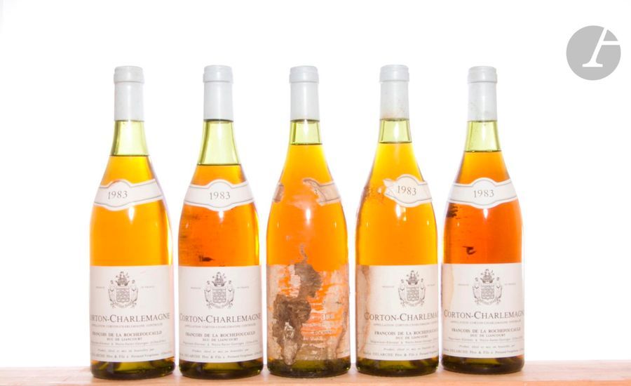 5 B CORTON-CHARLEMAGNE (Grand Cru) 2 à 3 et 1 à 4 cm ; 1 e.q.i. ; 1 clm.s ; 1 clm.a ; 1 clm. illisible ; 1 aspect évolué, Marius Delarche, 1983