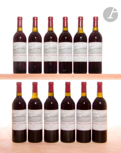 12 B DOMAINE DE CHEVALIER (Caisse bois d'origine) 5 B.G. ; 1 B.G.-. 1 T.L.B. ; 1 H.E.+ et 1 H.E. ; 1 c.a. bas de jupe, CC Graves, 1983