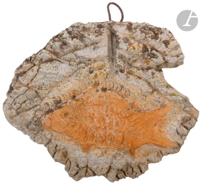 Henri SALINGARDES (1872-1947)
Poisson
Ciment patiné à l'ocre et suspente en fer.
(Accident ancien).
17 x 18 cm

Provenance : 
Famille de l'artiste.