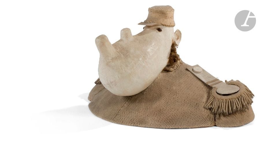 Jean-Jules CHASSE-POT (1933-2010)
Le Caporal Tricotet, 1972
Papier mâché peint et laine.
Signé, daté et titré sous la base.
60 x 107 x 65 cm