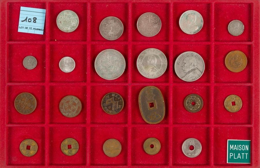 LOT de 22 monnaies des XIXe et XXe (7 ex. en argent dont 3 écus, et 15 ex. en métaux divers).
INDES : jeton de temple en bas-argent. BIRMANIE : roupie au paon en argent de 1852, K.10
SIAM-THAILANDE : 5 monnaies dont 2 ex. en argent. 
CHINE (Empire et République) : 7 monnaies dont 3 dollars en argent.
JAPON : sapèque en bronze de 100 mon du Shogunat 1835-1870, KM.C7 
DIVERS : 4 sapèques en bronze et 3 monnaies modernes diverses.
La plupart TB et TTB