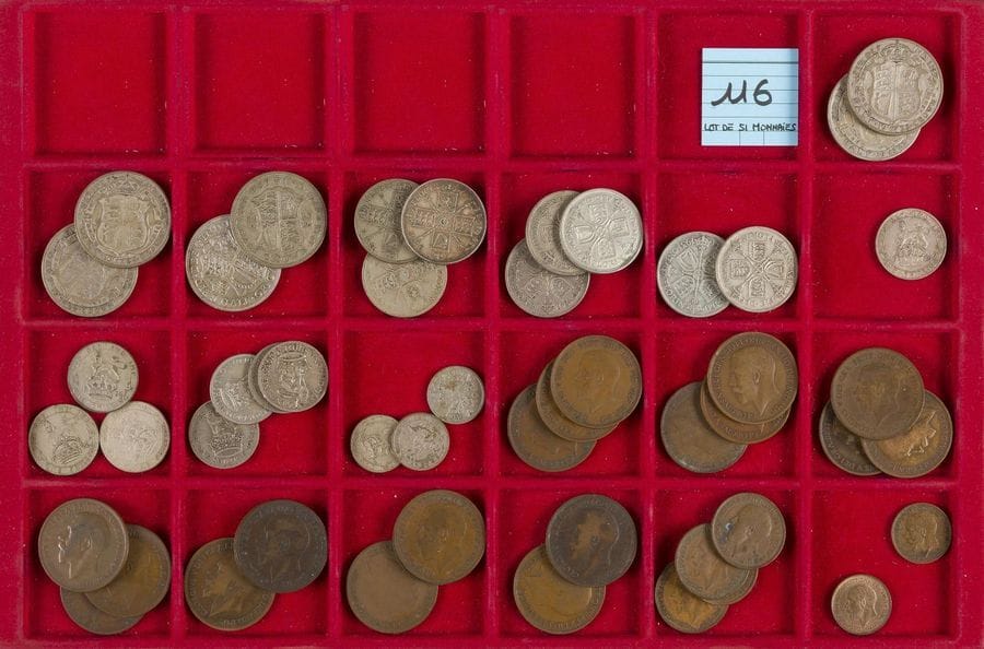 GEORGE V (1910-1936). LOT de 51 monnaies (25 ex. en argent et 26 ex. en bronze).
Monnaies en argent : 6 demi-couronnes (2 types), 8 florins de 2 shillings (2 types), 
8 pièces de 1 shilling (3 types), 3 pièces de 6 pence (2 types).
Monnaies en bronze : 20 pièces de 1 penny, 4 de 1/2 penny, 2 de 1 farthing.
Etats divers, la plupart TB