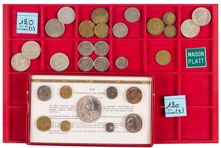 MONACO.
LOT de 21 monnaies (5 ex. en argent et 16 ex. en métaux divers) : 
5 ex. de LOUIS II (1922-1949) et 16 ex. de RAINIER III (1949-2005) dont 5 ex. en argent de 1960-1966.
Joint série Fleur de coin 1976 (9 monnaies) de RAINIER III, boitier en excellent état, monnaies en état FDC. 
Les types courants, la plupart TTB