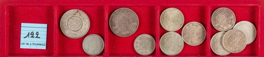 LOT de 11 monnaies en argent. 
ROYAUME DE HEJAZ et NEJD : 2 pièces datées 1346AH (=1927AD), riyal et demi-riyal, 
2 pièces datées 1348AH (=1929AD), riyal et demi-riyal, KM.12 et 11.
ROYAUME D'ARABIE SAOUDITE : 6 pièces de 1 riyal 1354AH (=1935AD) 
et 1 pièce datée 1370AH (=1950AD), KM.18

TTB