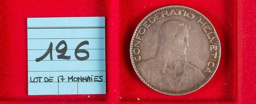 LOT de 17 monnaies (14 ex. en argent et 3 ex. en billon). 
SUISSE : 13 ex. de la Confédération en argent (dont écus de 5 francs 1922 et 1941 anniversaire, Confédération, et 11 divisionnaires) et 3 cantonales en billon. 
LIECHTENSTEIN : 1/2 frank du Prince Jean II 1924 en argent.
Etats variés, TB et TTB