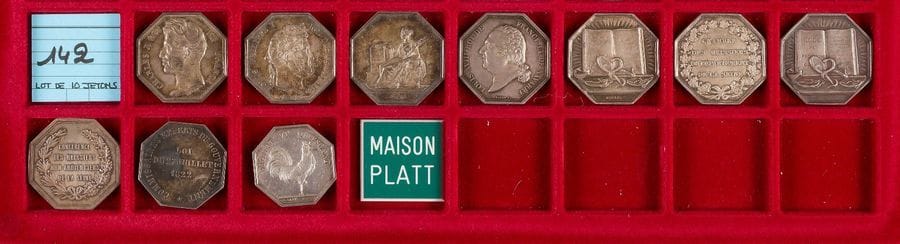 LOT de 10 jetons octogonaux en argent :
AVOUES au Tribunal de 1ère instance de Paris : Charles X 1826, Louis-Philippe 1830, 2ème République 1849.
Chambre des HUISSIERS du département de la Seine : Louis XVIII 1817, sans effigie poinçon lampe 1832-1841 (3ex.), 
Conférence des huissiers non audienciers de la Seine.
COMMISSAIRES-EXPERTS DU GOUVERNEMENT : 1831.
POLICE : Louis XVIII. 
Poinçons divers.
TTB