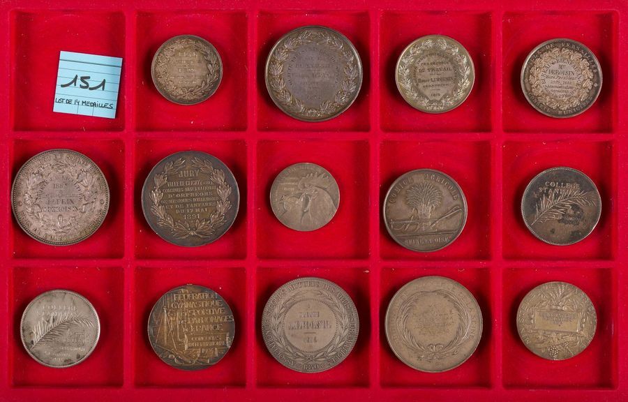 LOT de 14 médailles en argent des 19ème et 20ème siècle de sujets très variés (diamètre 37 à 51mm) :
Prix de Tir, d'Industrie, d'Agriculture, de musique, aviculture, enseignement, sport, secours mutuels, 
Tribunal de Commerce, certaines attribuées nominativement, la plupart frappées à la monnaie de Paris.
POIDS TOTAL : 620g. environ.

TTB et SUP