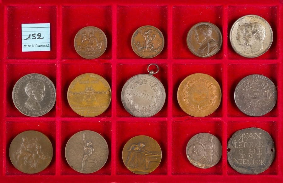 LOT de 14 médailles des 19ème et 20ème siècle de sujets très variés (diamètre 38 à 51mm), 
en bronze et métaux divers : Restauration, Second Empire, 3ème République majoritairement.
TB à TTB