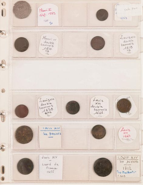 ALBUM contenant essentiellement des MONNAIES ROYALES FRANÇAISES divisionnaires 
de Saint-Louis à Louis XVI (quelques féodales et 1 jeton) en argent, billon et bronze. 
Au total 29 pièces. B à TB