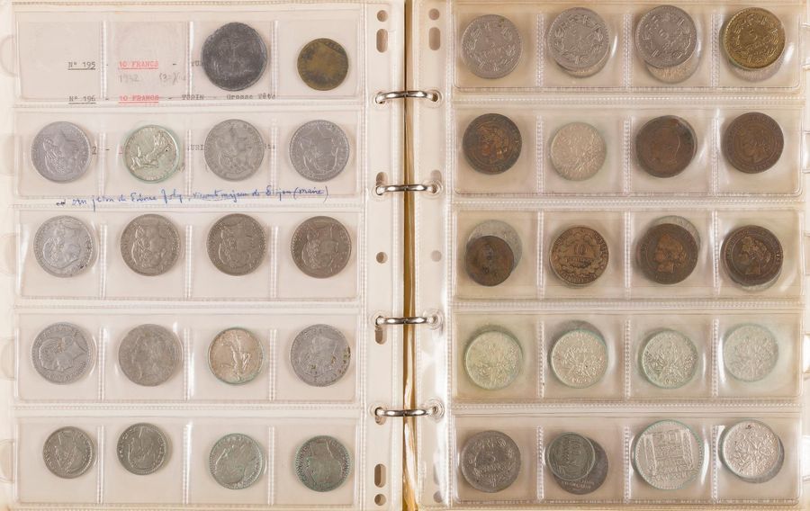 ALBUM contenant des MONNAIES FRANÇAISES DIVISIONNAIRES des XIXème et XXème siècles :33 en argent (dont 20 de 5 francs Semeuse 5ème République), les autres en cuivre, bronze, bronze d'aluminium, aluminium, cupronickel, nickel et zinc … 
Quelques étrangères. 
Au total environ 375 pièces. 
Etats divers.