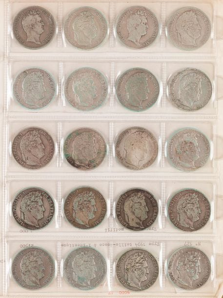 ALBUM contenant des MONNAIES FRANÇAISES en argent des XIXème et XXème siècles 
dont écus de 5 francs du Directoire à la 3ème République (40 ex.), 10 francs Hercule (8 ex.) 
et 5 francs Semeuse 5ème République, 2 et 1 francs Semeuse, 20 et 10 francs Turin.
Au total environ 125 pièces. 
Etat divers.