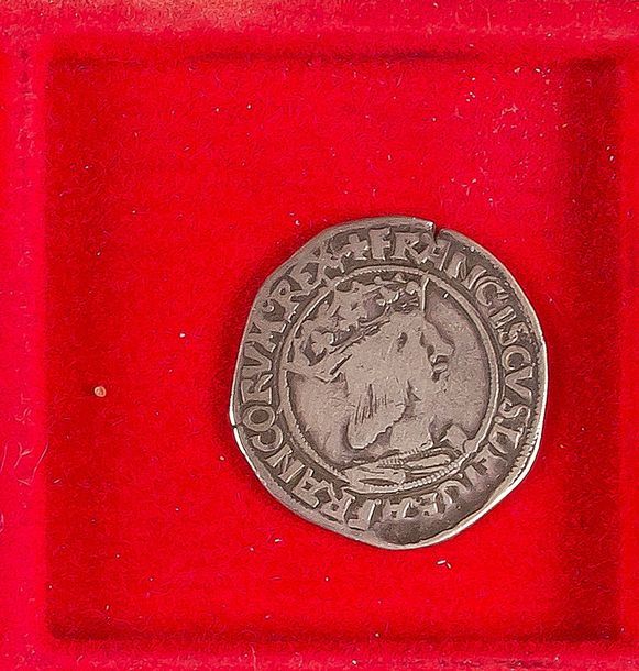 ANCIEN REGIME
LOT de 2 monnaies en argent : 
FRANÇOIS I (1ère partie du règne 1515-1540). Demi-teston 13ème type (4,45g), Lyon. 
D.811
HENRI II (1547-1559). Teston 2ème type (9,45g), date non lue, Lyon.
D.983
B+ à TB