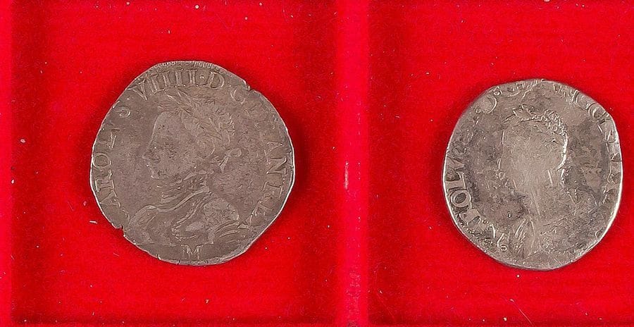ANCIEN REGIME
LOT de 2 monnaies en argent de CHARLES IX (1560-1574) :
Teston, 1er type, 1564, Toulouse. 
9,38g.
D.1063
TB
Teston, 3ème type, date non lue, Bayonne.
7,84g.
D.1069
B+