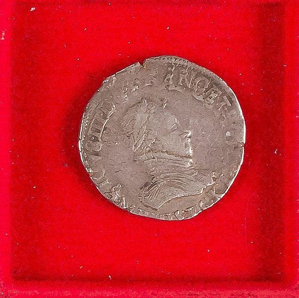 ANCIEN REGIME
LOT de 2 monnaies en argent de HENRI III (1574-1589) :
Teston au col plat, date non lue, Nantes.
9,53g.
D.1126A
Demi-franc frappé sous la ligue, 1591, Toulouse.
5,77g.
D.1160
TB
