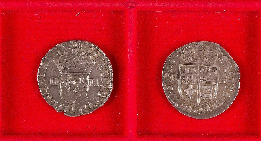 ANCIEN REGIME
LOT de 2 monnaies en argent de HENRI IV (1589-1610) :
Quart d'écu, 2ème type, 1605, Nantes.
9,62g.
D.1224
Quart d'écu du Béarn, 1602, Morlaas, frappe au marteau.
9,46g.
D.1240
TB