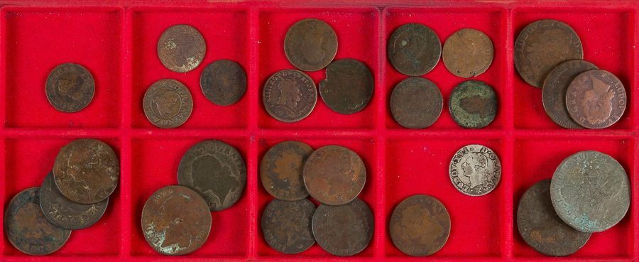 ANCIEN REGIME
LOT de 35 monnaies en cuivre ou bronze :
HENRI IV (1589-1610) : 1 double tournois, LOUIS XIII (1610-1643) : 3 double tournois,
LOUIS XIV (1643-1715) : 7 liards de France, LOUIS XV (1715-1774) : sol (2 ex.) et 1/2 sol, 
LOUIS XVI (1774-1793) : sol (8 ex.), 1/2 sol (5 ex.), liard (1 ex. argenté) de la période royale, 
et double sol (4 ex.), sol (3 ex.) de la période constitutionnelle.

B et TB