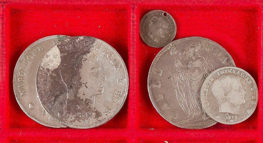ETATS ITALIENS SOUS NAPOLEON I.
LOT de 5 monnaies en argent : 4 pièces de Napoléon, roi d'Italie (dont 2 de 5 lire), 
1 de 5 francs Gaule Subalpine An 10.

B à TB