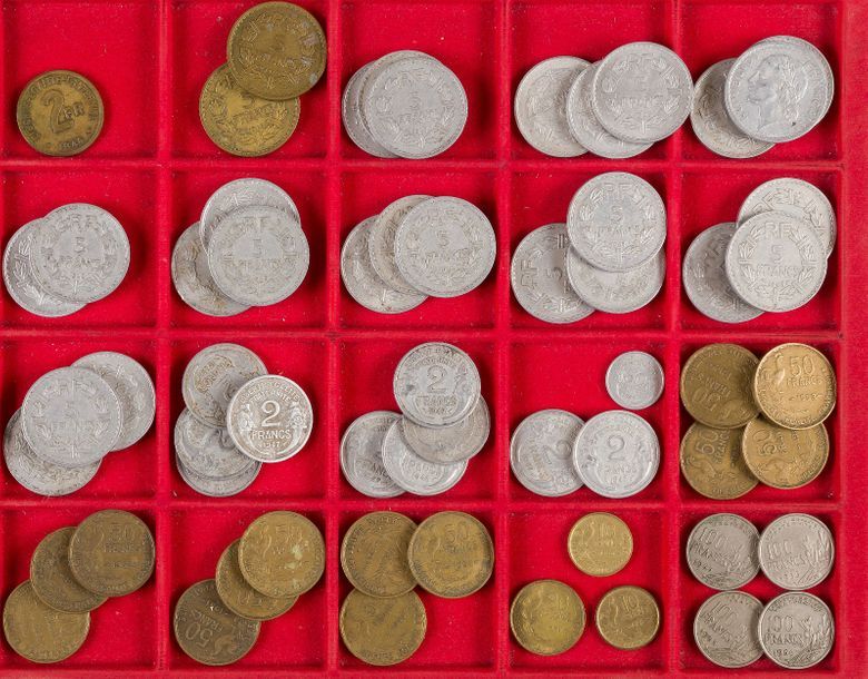 FRANCE LIBRE - GOUVERNEMENT PROVISOIRE - QUATRIEME REPUBLIQUE (1944-1958).
LOT d'environ 70 monnaies divisionnaires, de types et dates variés, 
en aluminium, bronze d'aluminium et cupronickel.
Etats divers, la plupart
TB à TTB