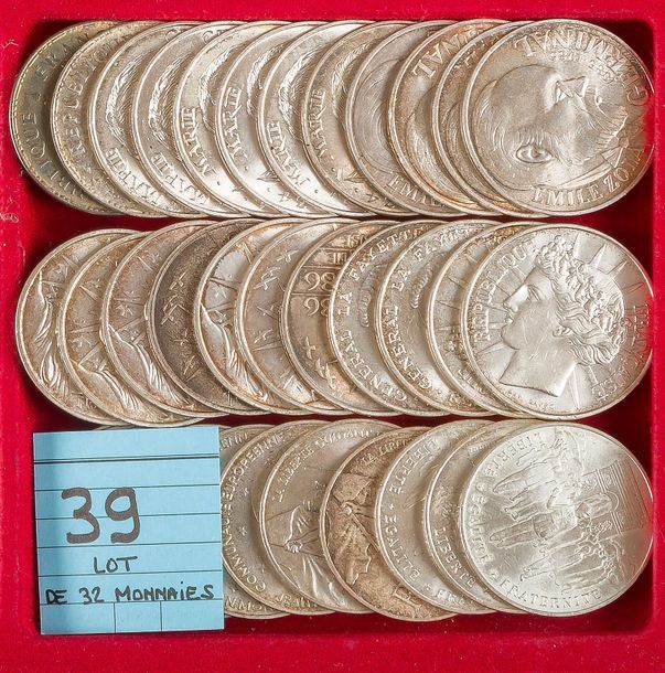 MONNAIES FRANÇAISES DE LA CINQUIEME REPUBLIQUE (1959 -    ).
LOT de 32 pièces de 100 francs en argent : Panthéon 1982 (2 ex.), Marie Curie (6 ex.), Emile Zola (4 ex.), 
Centenaire statue Liberté 1986 (7 ex.), La Fayette 1982 (2 ex.), Fraternité 1988 (2 ex.), Charlemagne 1990 (1 ex.), 
Jean Monnet 1992 (3 ex.), Bicentenaire Musée du Louvre 1993 (2 ex.), Cinquantenaire libération de Paris (3 ex.).
                                                                            Ga.898, 899, 900, 901, 902, 903, 905, 907, 924, 935       La plupart SUP