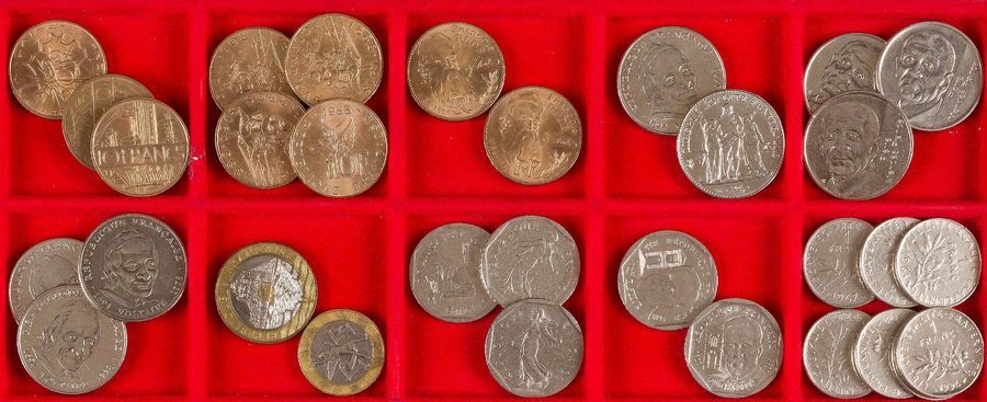 MONNAIES FRANÇAISES DE LA CINQUIEME REPUBLIQUE (1959 -    ).
LOT de 49 pièces de 20, 10, 5, 2, 1, 1/2 francs et 50, 20, 10, 5 centimes en bronze de nickel, cupronickel, 
bronze-aluminium et divers métaux.

Etats variés