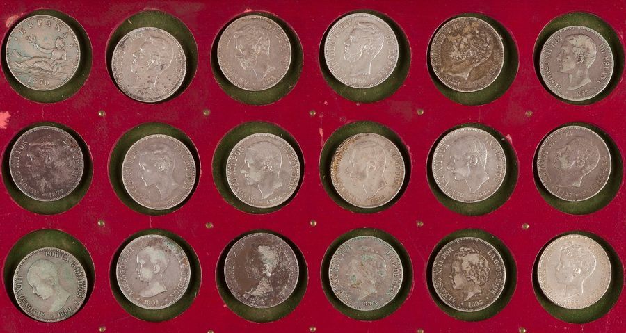 LOT de 22 écus en argent de 5 pesetas : 1 ex. du GOUVERNEMENT PROVISOIRE (1868-1871),
4 ex. de AMEDEE I (1871-1873), 5 ex. du type buste jeune et 6 ex. du type avec favoris 
de ALPHONSE XII (1874-1885), 3 ex. du type poupin, 2 ex. du type enfant 
et 1 ex. du type adolescent de ALPHONSE III (1886-1931).
KM.655, 666, 671, 676, 688, 689, 700, 707
B à TB