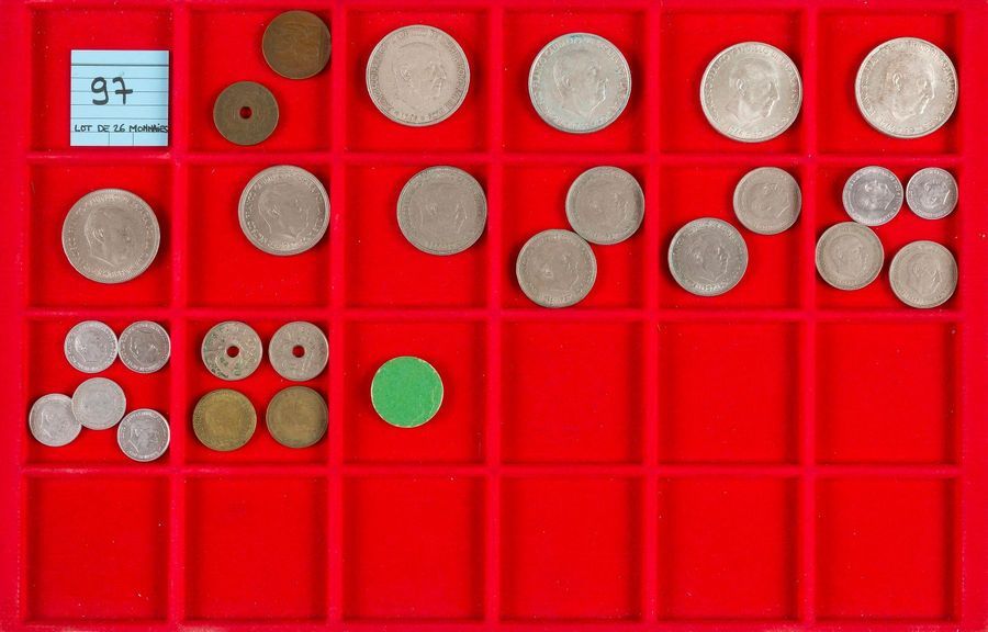 LOT de 26 monnaies : 2 ex. de la DEUXIEME REPUBLIQUE (1931-1939) 
et 24 ex. du GOUVERNEMENT DE FRANCISCO FRANCO (1939-1975) dont 4 écus de 100 pesetas en argent.
TB et TTB